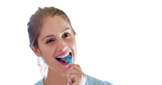 pacjentka myjąca zęby